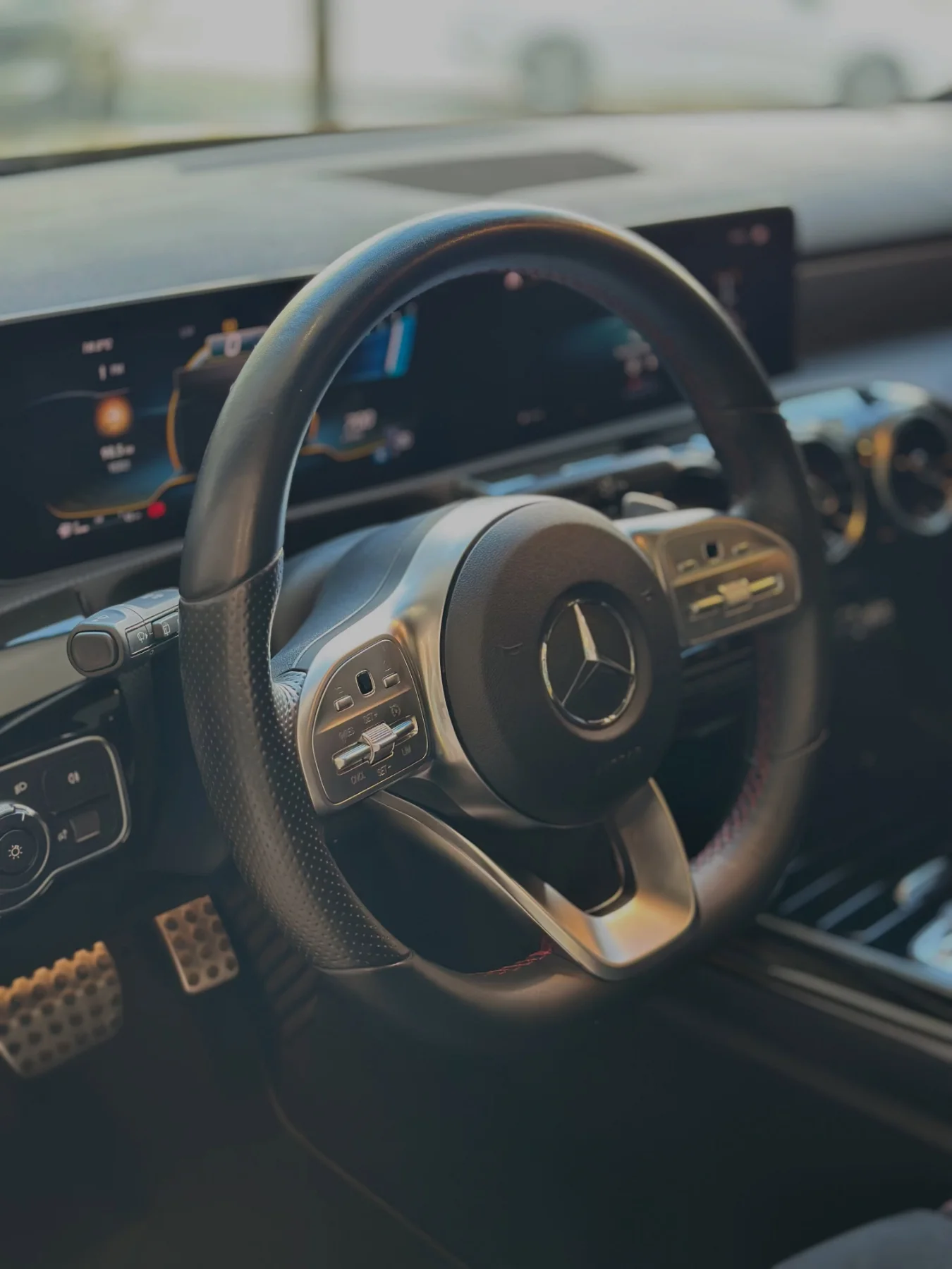 Volante e painel de um Mercedes-Benz